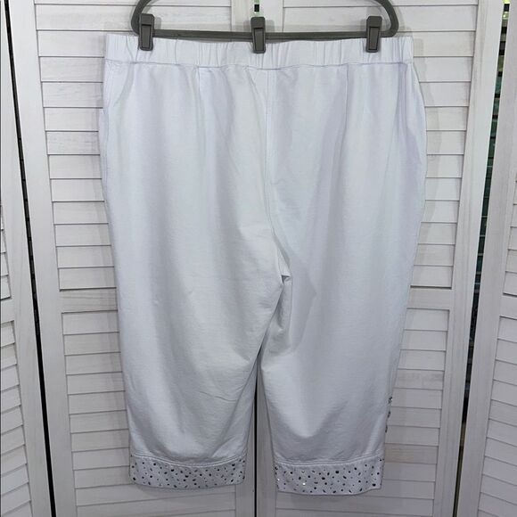 Quacker Factory Dream Jeannes Capri Size 2X White Like New Embellished - Picture 7 of 10